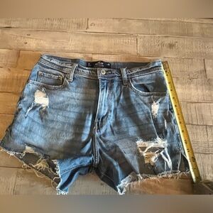 Hollister Blue High-Rise Vintage Subflower Pocket s
shorts size 11, 30 waist